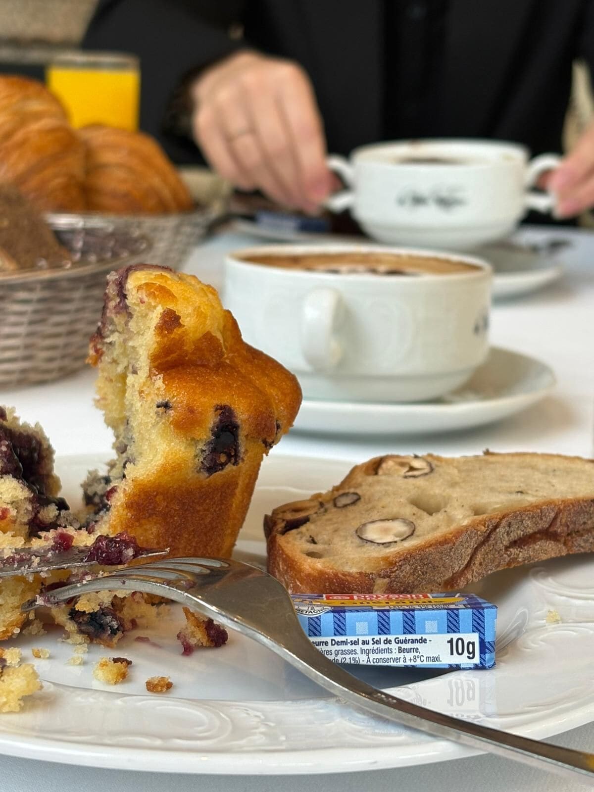 بوفيه فطور يوميًا بتكلفة قدرها (25.00 EUR للشخص)