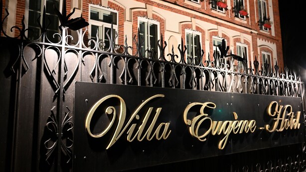 A wrought iron gate with the sign "Villa Eugène-Hot." - La Villa Eugène (Epernay)