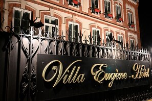 Una reja de hierro forjado con el letrero "Villa Eugène-Hot".