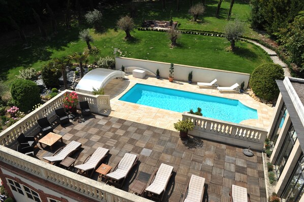 Seasonal outdoor pool, open 8:00 AM to 8:00 PM, free pool cabanas