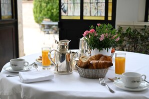 Se ofrece un desayuno bufé (25.00 EUR por persona)