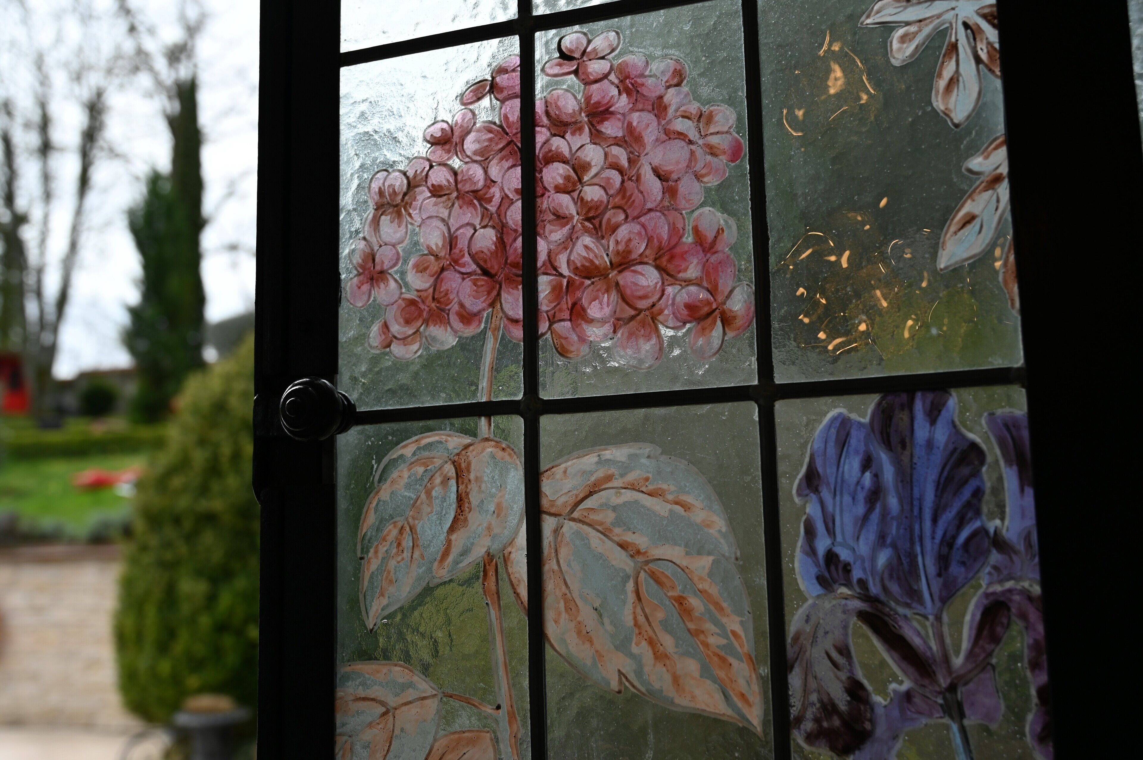 Une porte en verre ornée de motifs floraux.