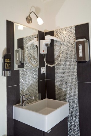 Basic Twin Room, Shared Bathroom | Sinki Bilik Mandi