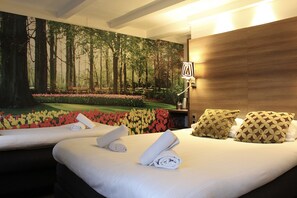 Standard Triple Room, Private Bathroom | In-room safe, free WiFi, bed sheets - Townhouse Hotel (Amsterdam)
