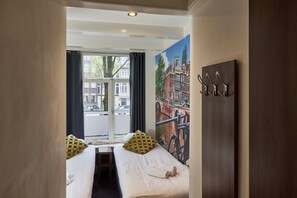 Basic Twin Room, Shared Bathroom | In-room safe, free WiFi, bed sheets - Townhouse Hotel (Amsterdam)