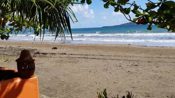 Plage, chaises longues, parasols, serviettes de plage