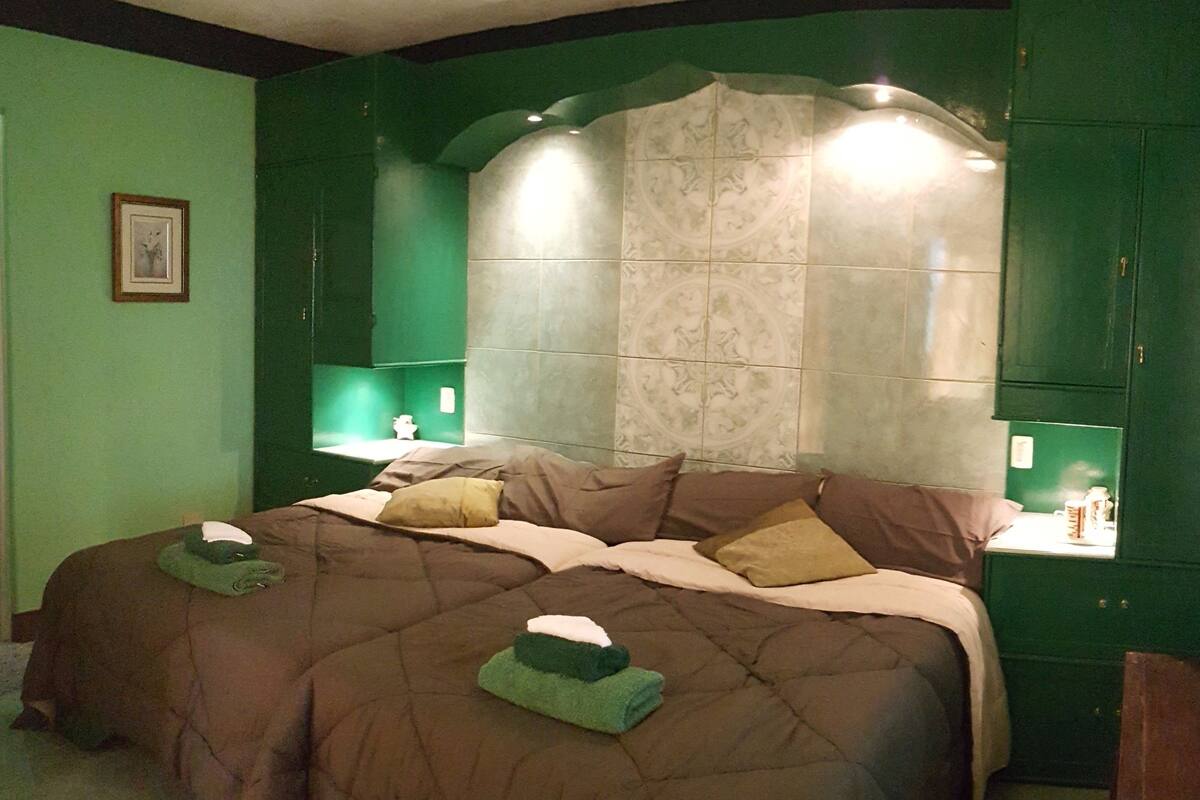 Deluxe Double Room, 1 Bedroom, Smoking, Pool View | Peralatan tempat tidur premium, busa memori, peti besi dalam bilik