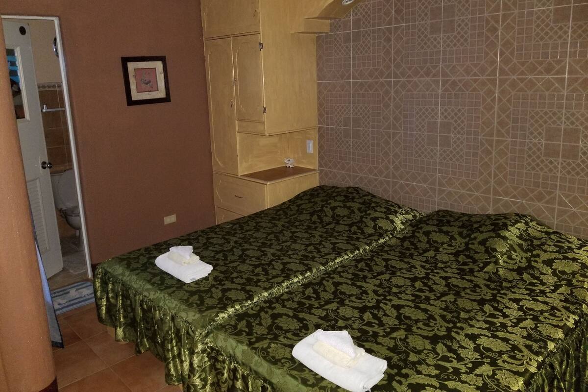 Peralatan tempat tidur premium, busa memori, peti besi dalam bilik