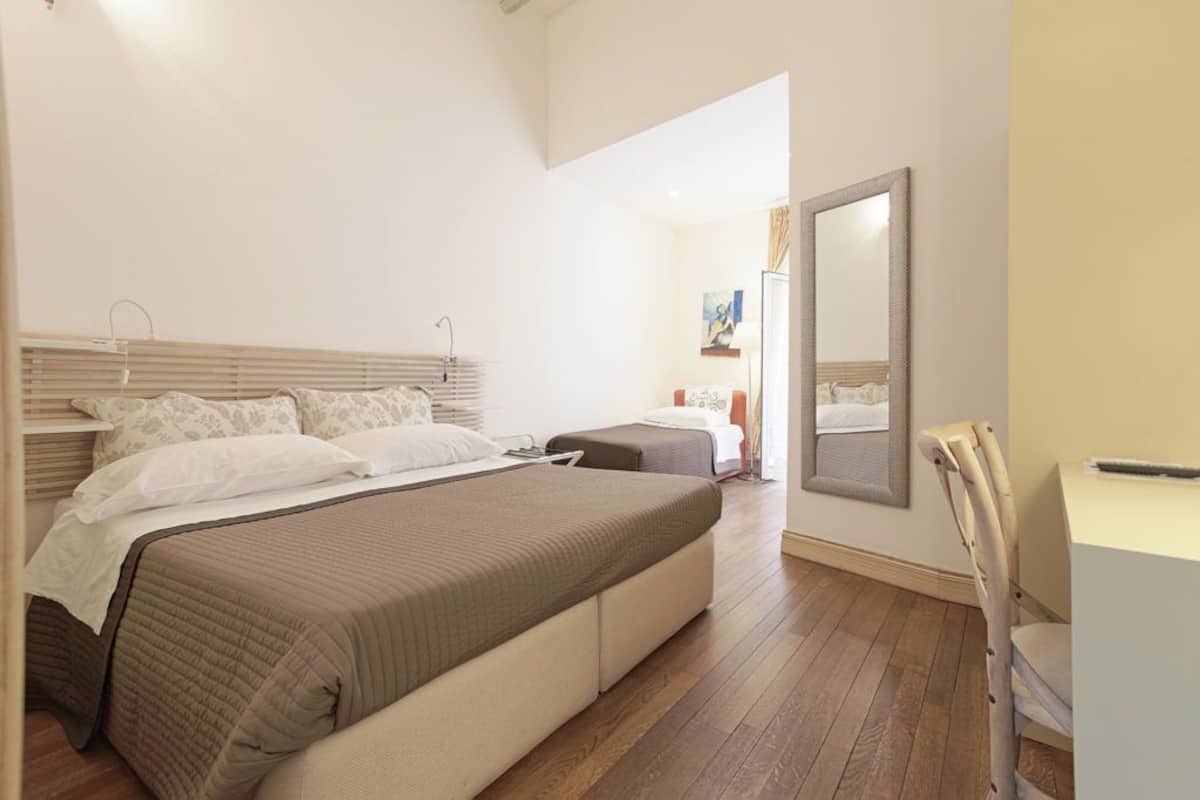 1 bedroom, premium bedding, Select Comfort beds, desk