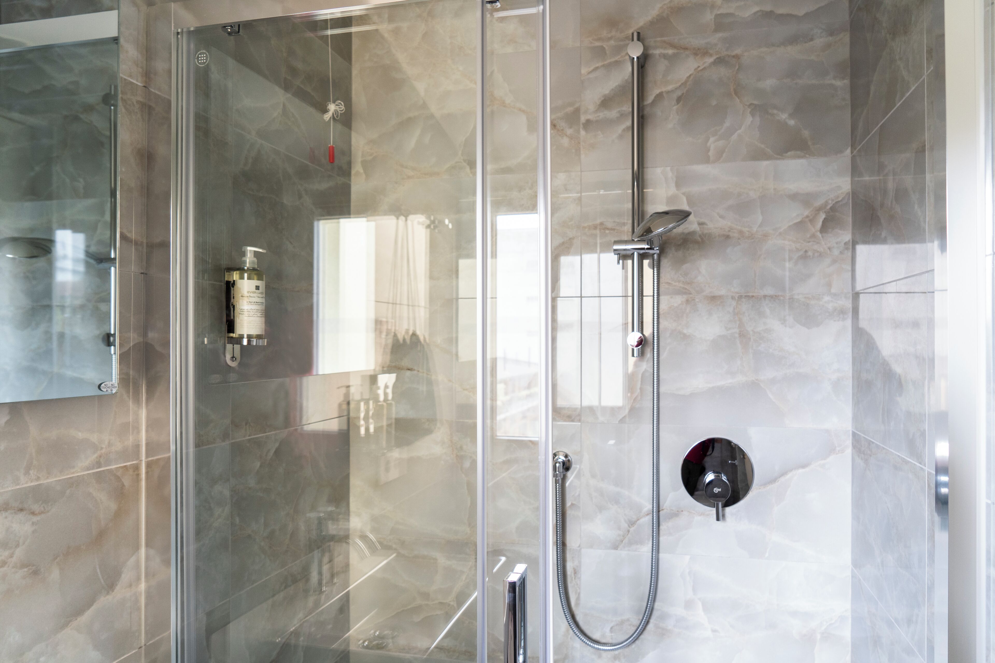 ラグジュアリー ルーム 専用バスルーム | バスルーム | シャワー、バスアメニティ (無料)、ヘアドライヤー、ビデ