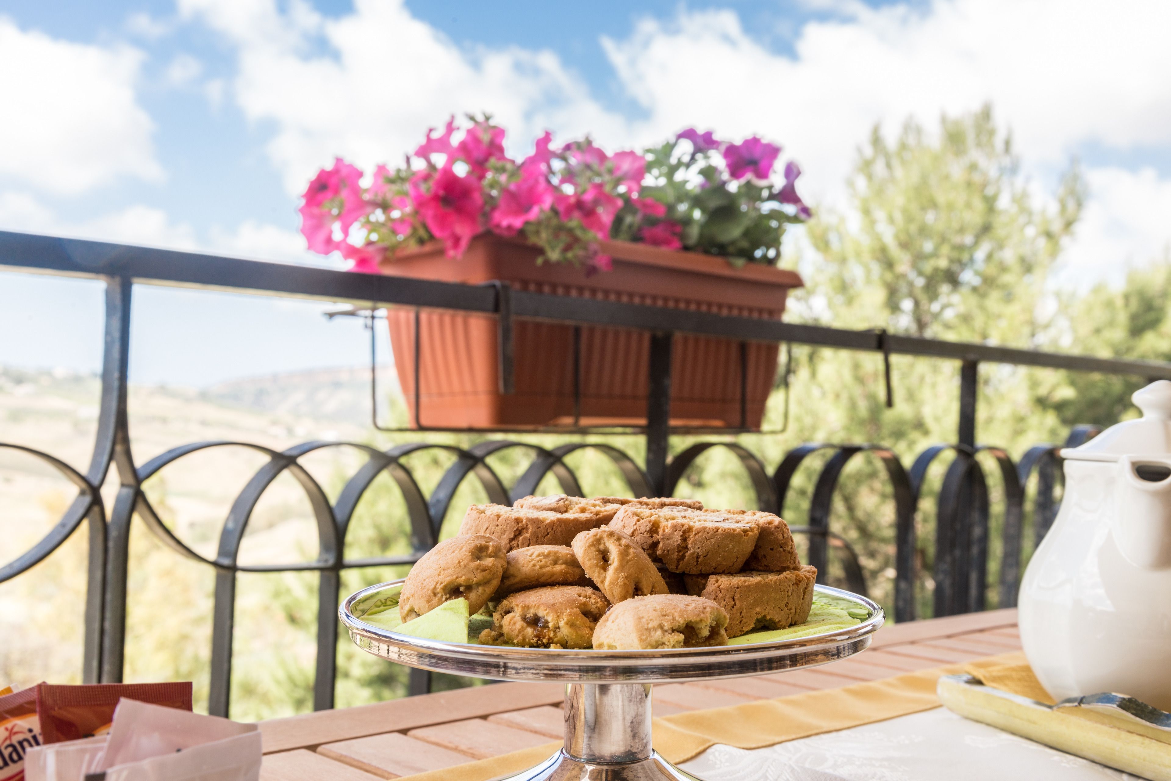 Une table avec un plateau de biscuits et une théière.