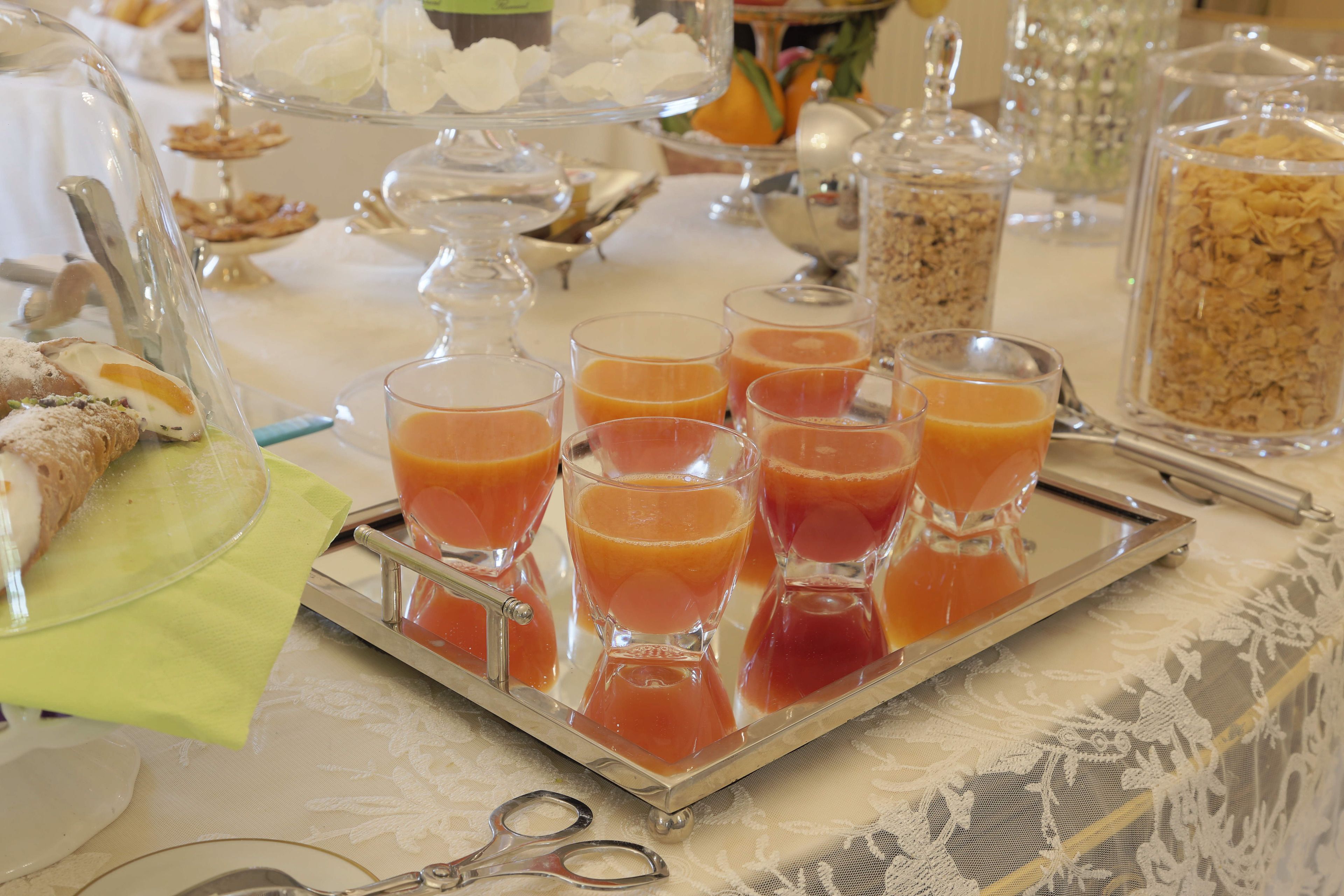 Un bufé de desayuno con diversas opciones de comida y bebidas.