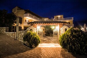 Fachada de la propiedad