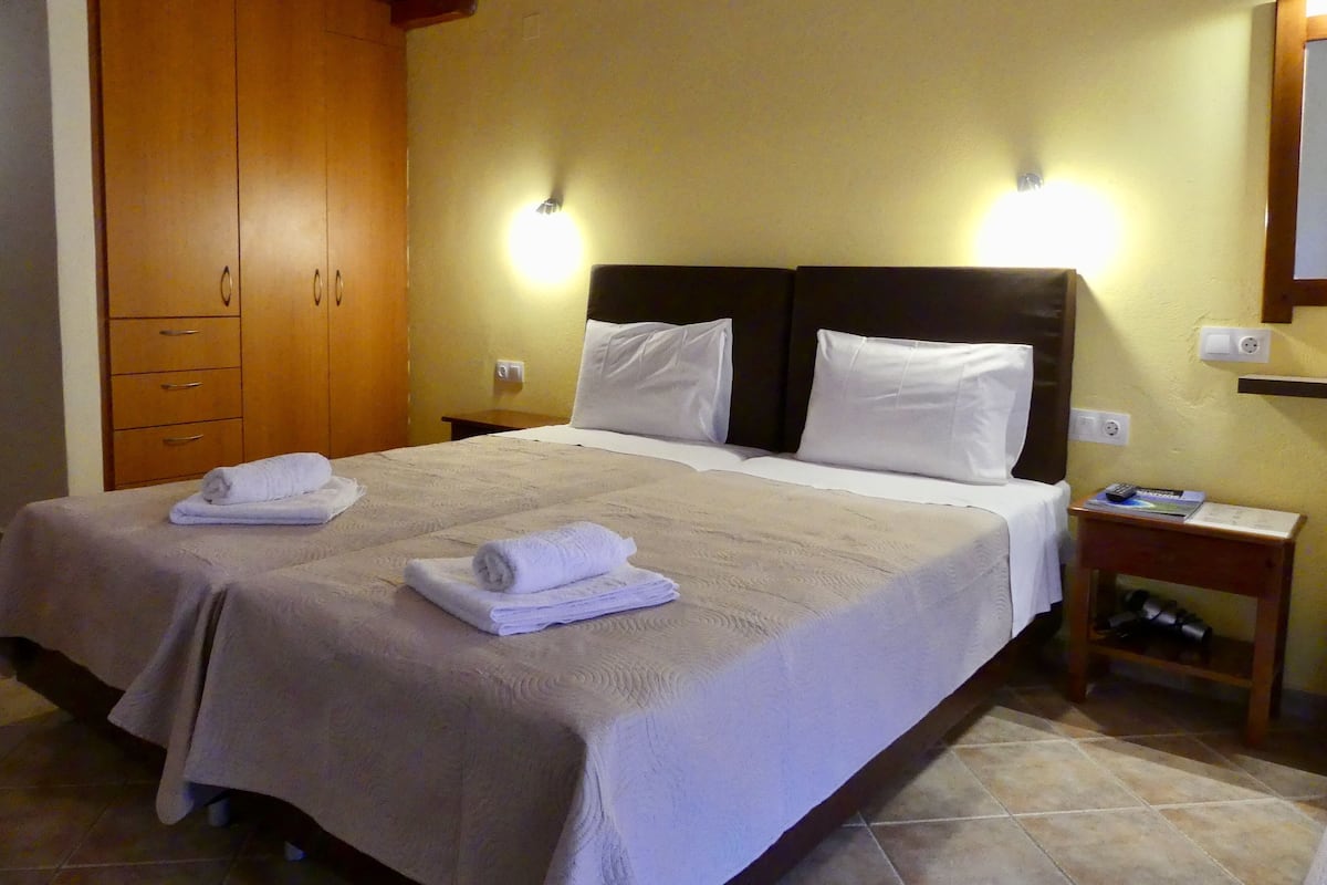 In-room safe, free WiFi, bed sheets