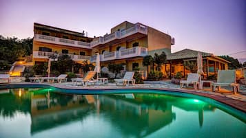 Piscina externa, guarda-sóis