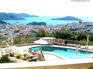 Outdoor pool, pool umbrellas - Blue Horizon Studios (Skiathos)