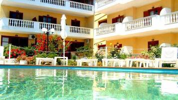 Piscina externa, guarda-sóis