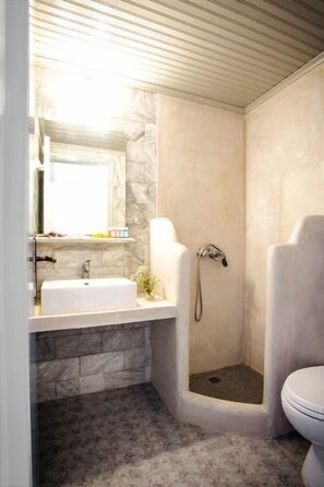 Dusche, kostenlose Toilettenartikel, Haartrockner, Handtücher