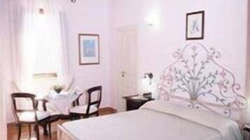 Escritorio, tabla de planchar con plancha, camas extra y wifi gratis