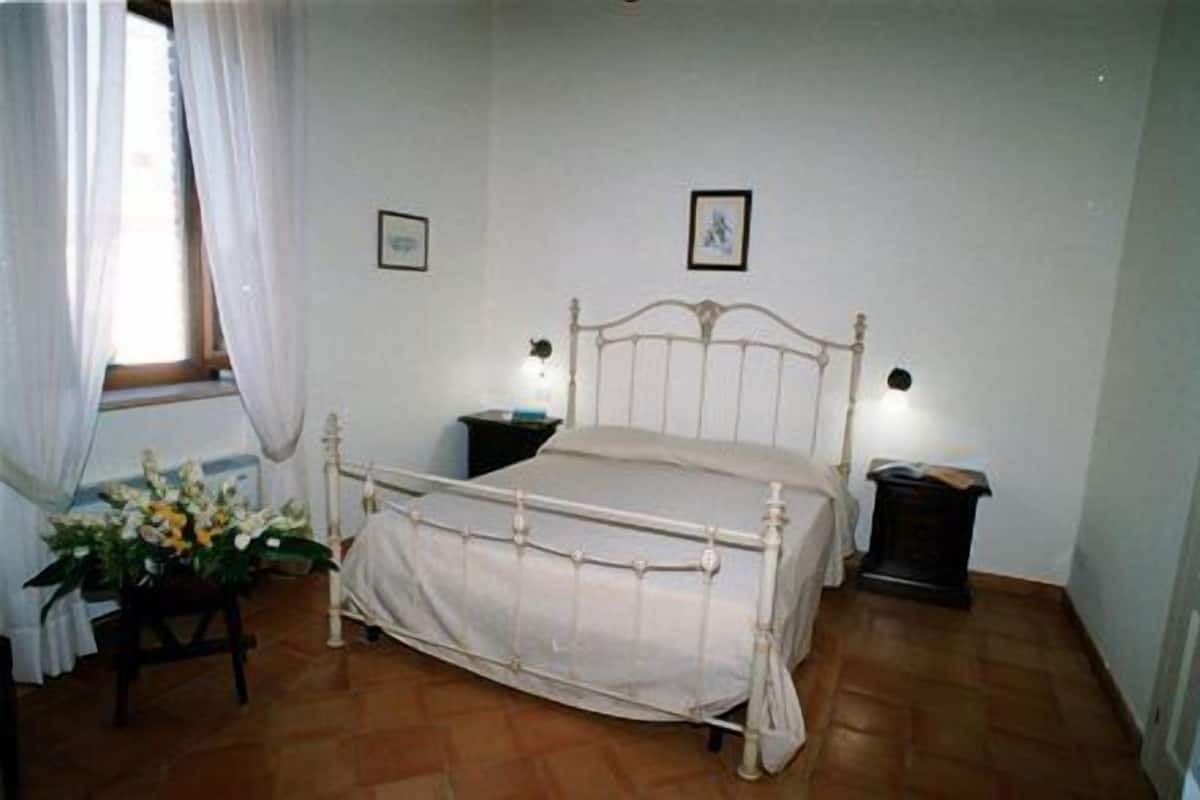 Desk, iron/ironing board, rollaway beds, free WiFi