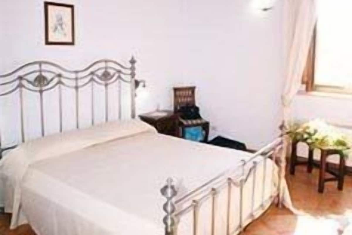 Desk, iron/ironing board, rollaway beds, free WiFi