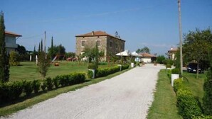 A residential street with houses, a gravel driveway, and a playground. - Casale 900 (Capaccio-Paestum)