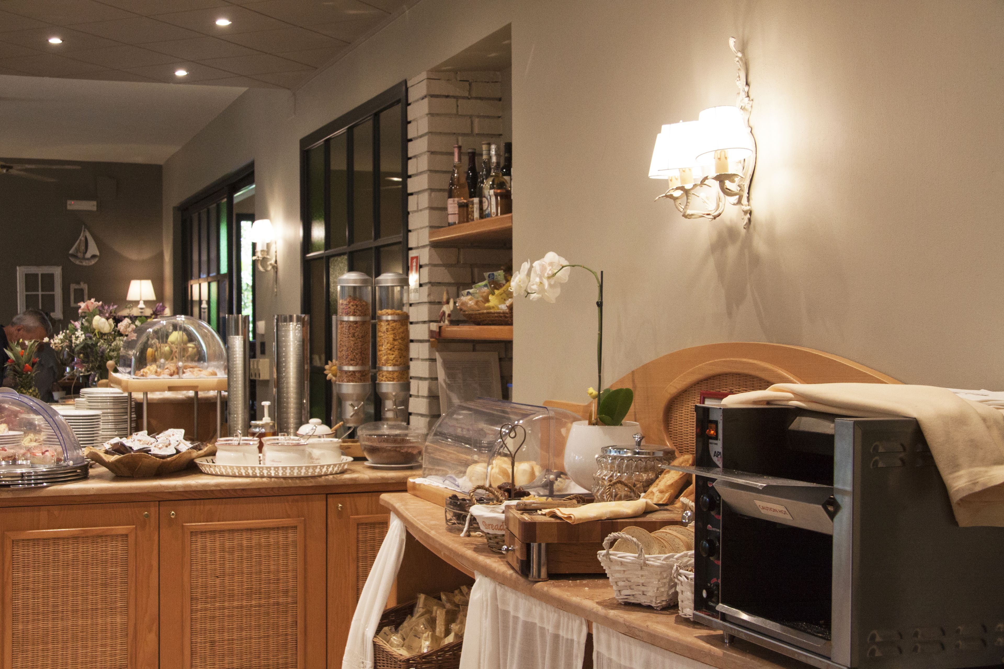 朝食 (ビュッフェ)、毎日提供 (無料)