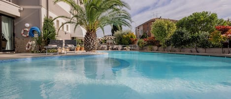 Utomhuspool, öppet 09.00 till 20.00, parasoller och solstolar