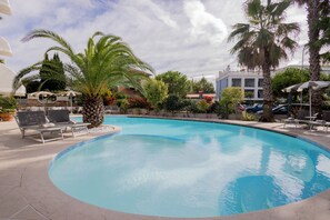 Outdoor pool, open 9:00 AM to 8:00 PM, pool umbrellas, pool loungers - Hotel Berta (Desenzano del Garda)