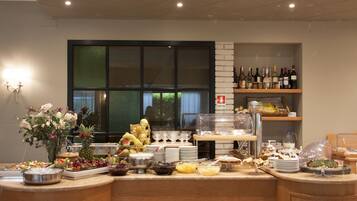Free daily buffet breakfast