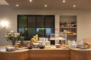 Free daily buffet breakfast  - Hotel Berta (Desenzano del Garda)