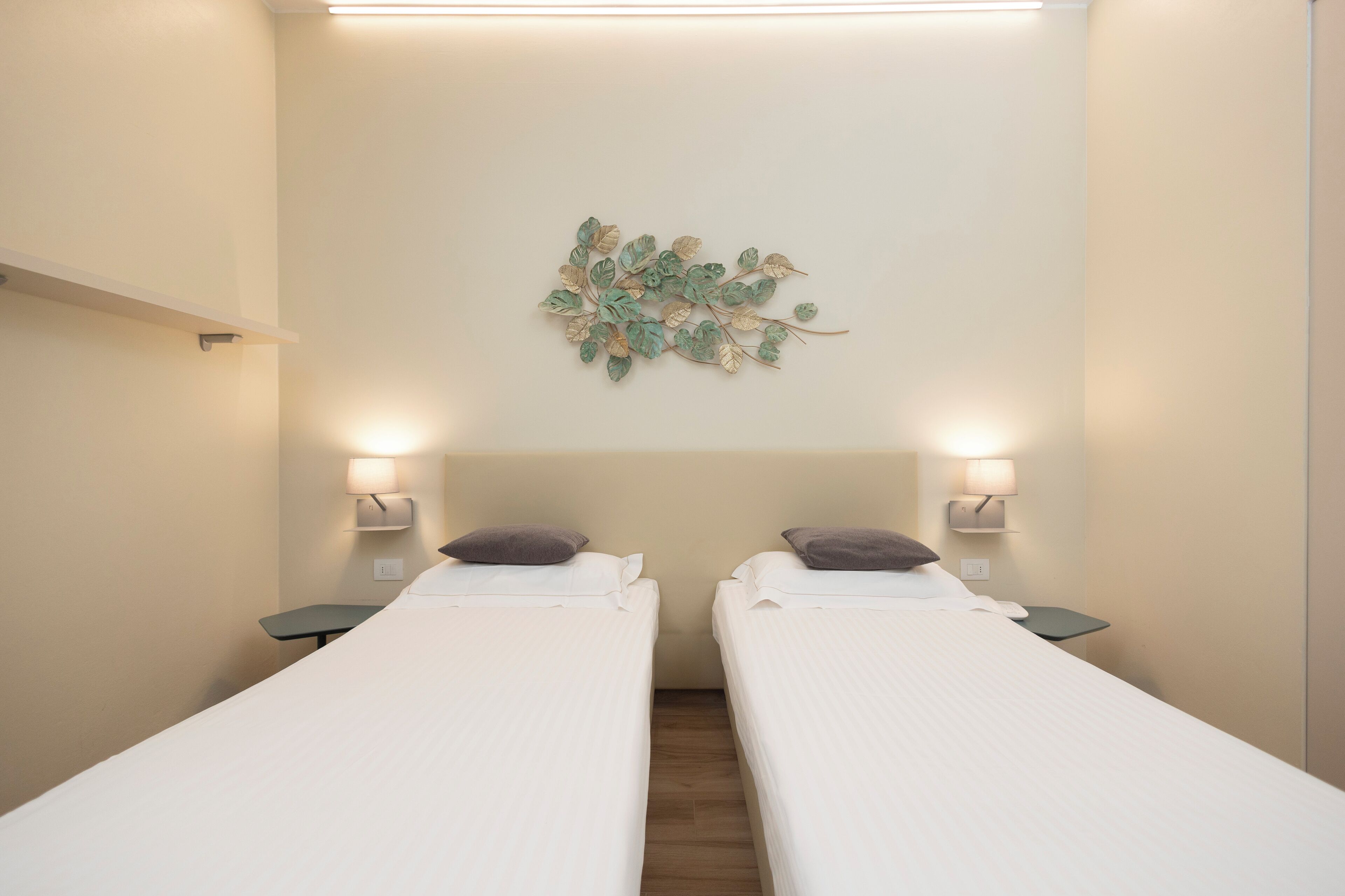 comfort room | hypo-allergenic bedding, down duvets, in-room safe, desk