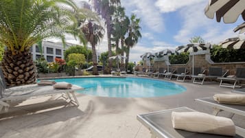 Piscina all'aperto, ombrelloni da piscina, lettini