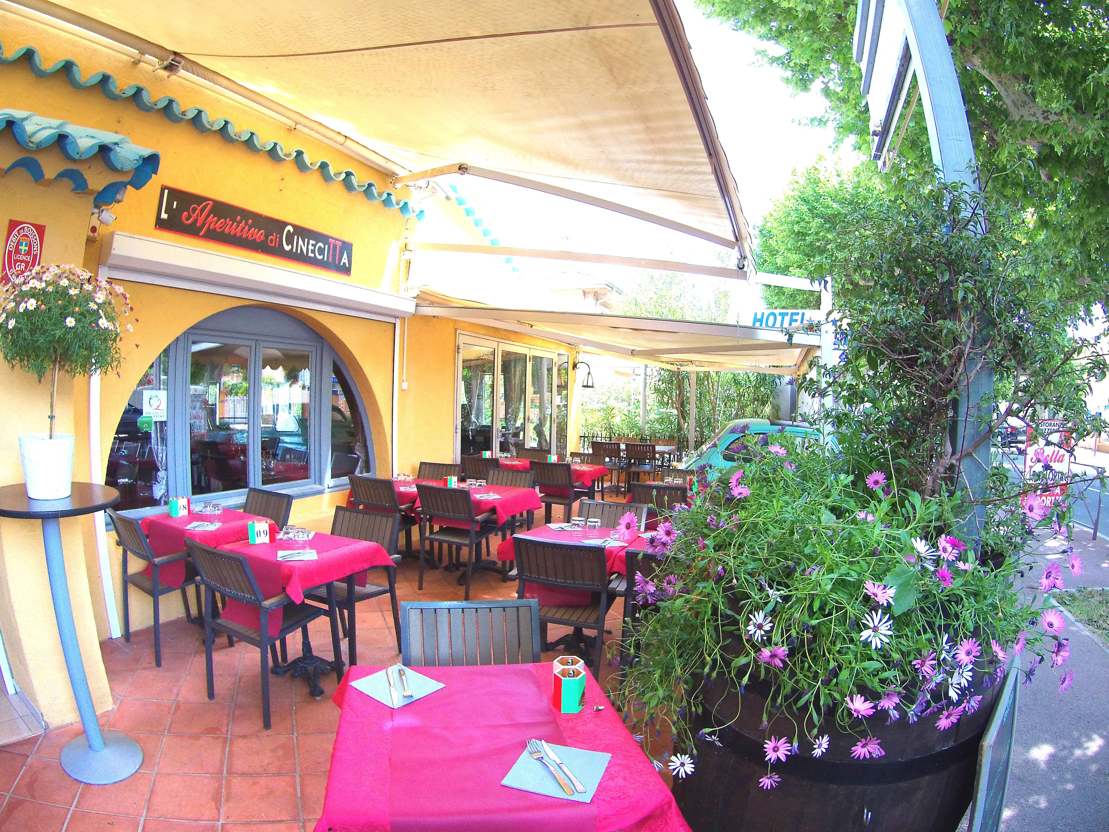 Déjeuner et dîner servis sur place