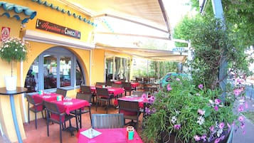 Déjeuner et dîner servis sur place