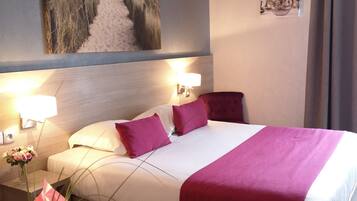 Zimmersafe, Schreibtisch, VerdunkelungsvorhÀnge, schallisolierte Zimmer