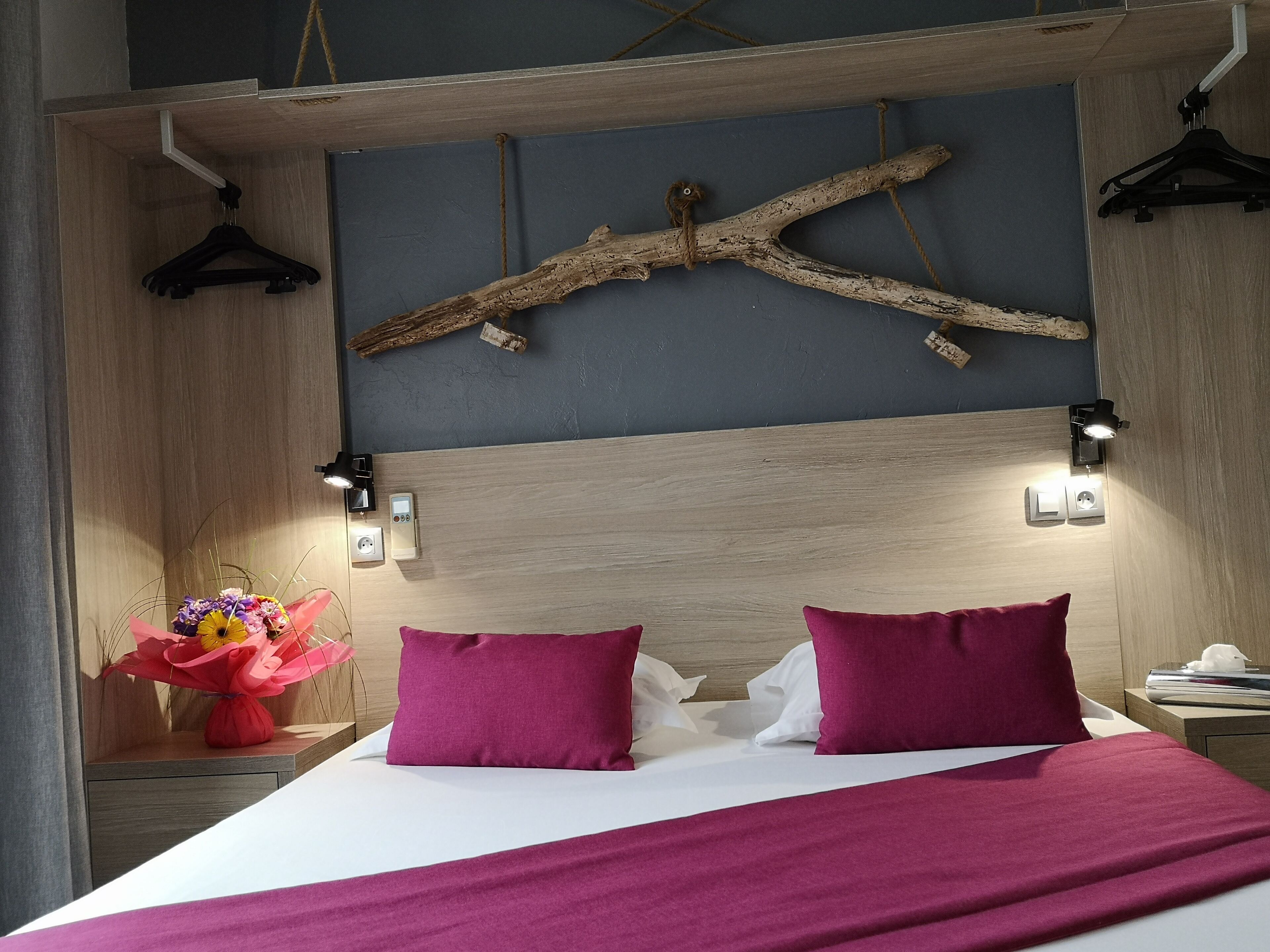 Habitación doble | Caja fuerte, escritorio, cortinas opacas y sistema de insonorización