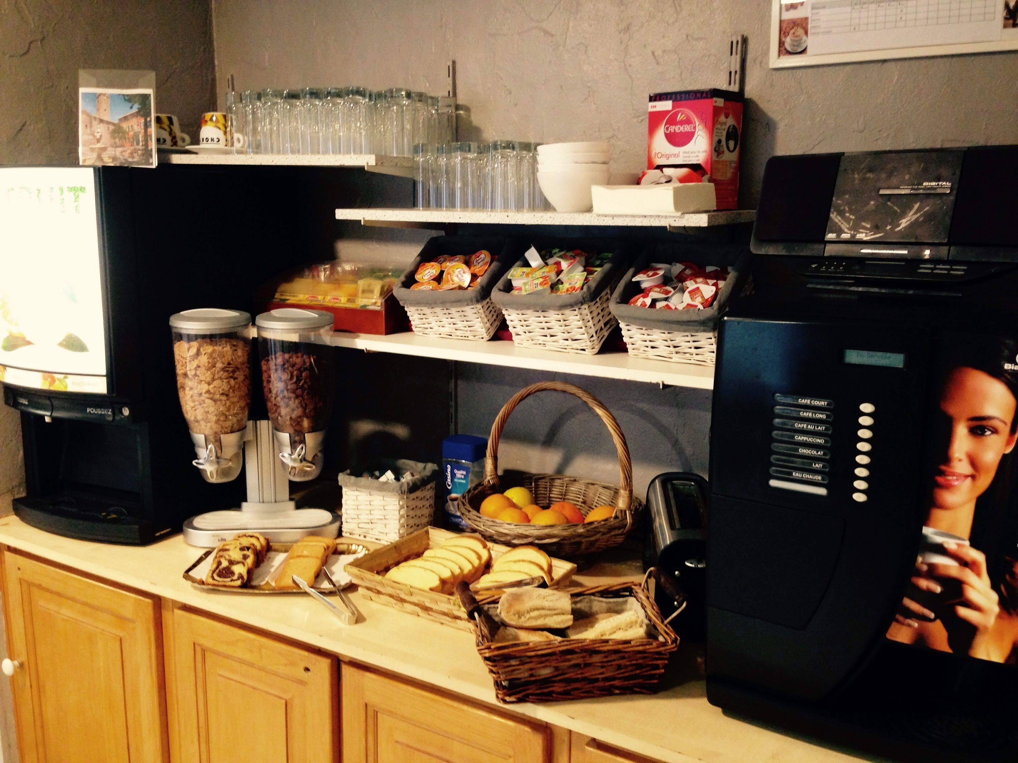 Tägliches Frühstücksbuffet (11 EUR pro Person)