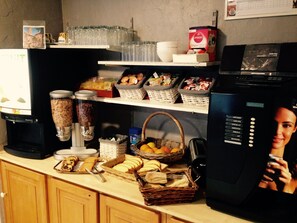 Petit déjeuner buffet (11 EUR par personne)