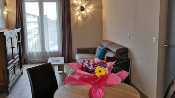 Appartement, 1 lit double et 1 canapé-lit, cuisine | Salle de séjour | Télévision à écran plat, espaces bureaux