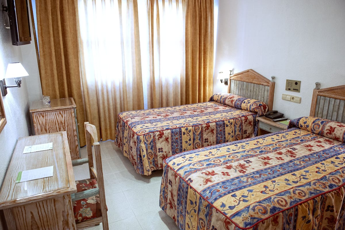 Twin Room | Minibar, in-room safe, desk, blackout curtains