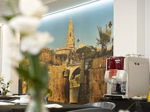 每日供应自助式早餐(每人 EUR 8)