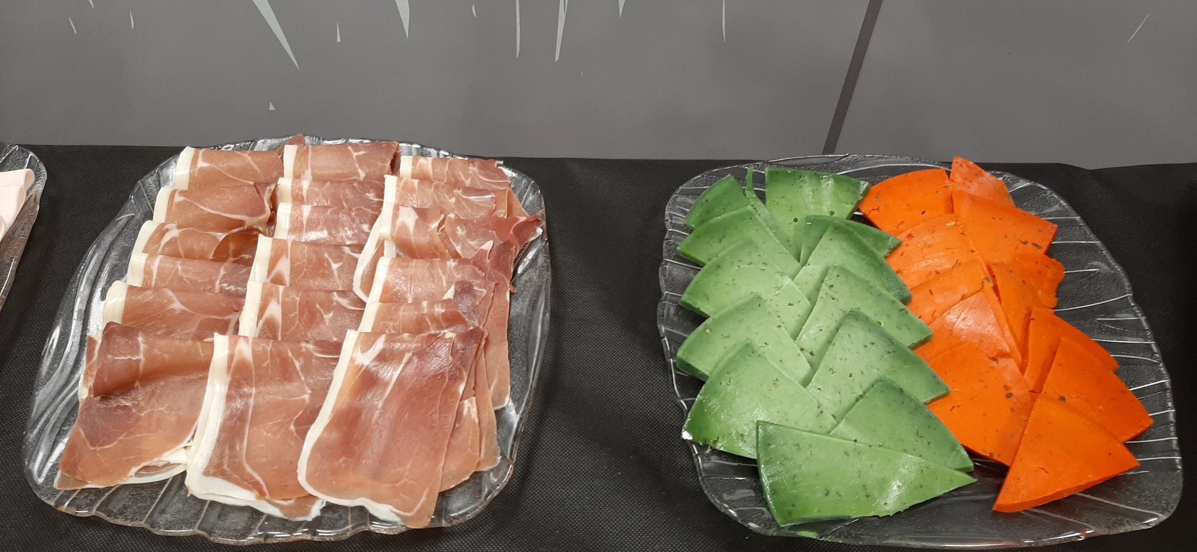 Dos platos de vidrio con comida.