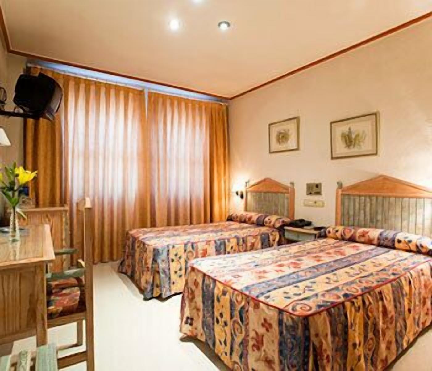 Minibar, caja de seguridad en la habitación y escritorio 