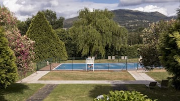 Seasonal outdoor pool, sun loungers