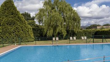 Außenpool (je nach Saison geöffnet), Liegestühle