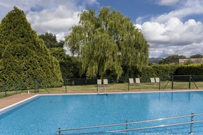 Kolam renang terbuka bermusim, kerusi lepak pantai 