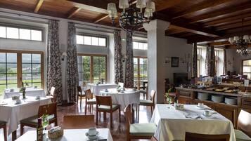 Petit déjeuner buffet (19 EUR par personne)