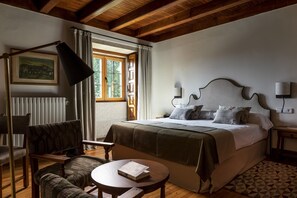 Superior Double or Twin Room | Peralatan tempat tidur premium, bar mini, peti besi dalam bilik, meja 