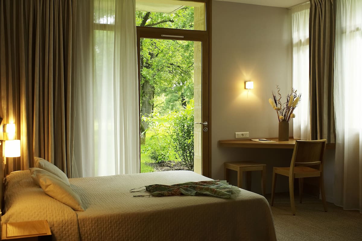 Tweepersoonskamer | Luxe beddengoed, een bureau, verduisterende gordijnen